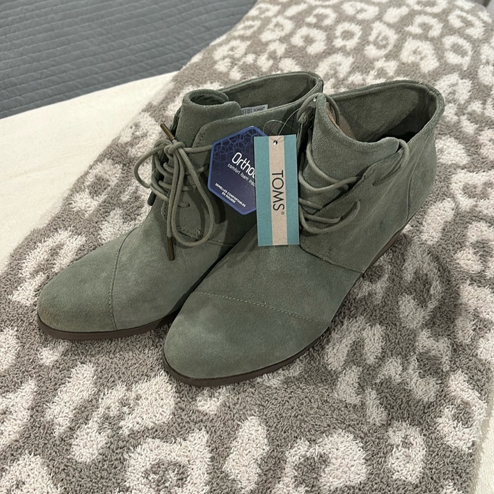 Tom’s wedge booties